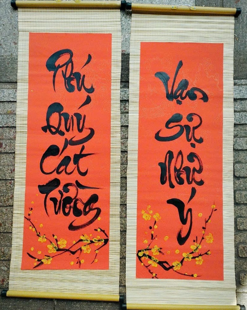 Câu đối thư pháp theo yêu cầu trên mành tre