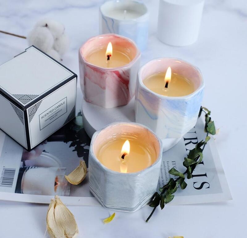 Nến thơm hoặc tinh dầu là một trong những món quà handmade phù hợp cho tân gia