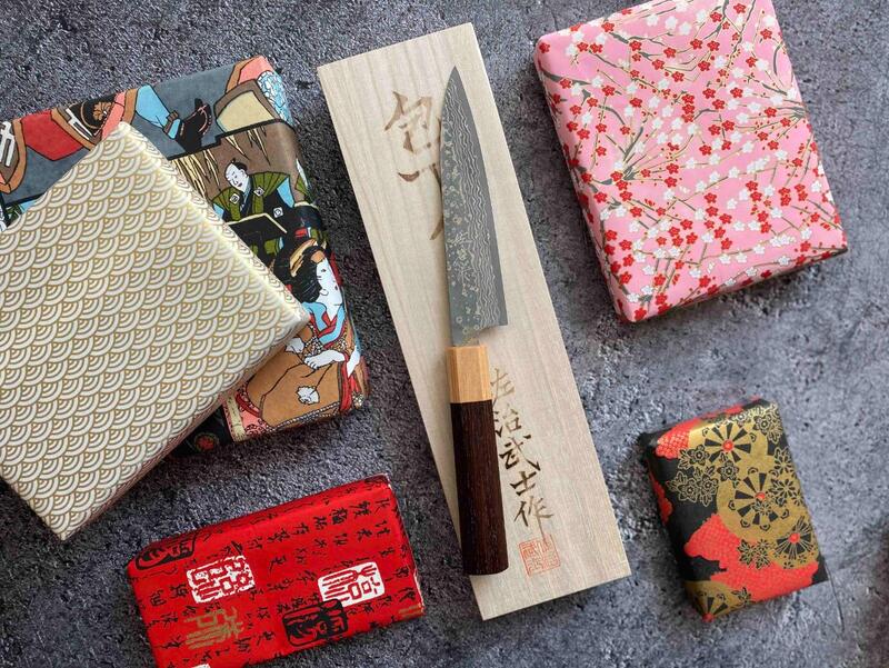 Không nên tặng dao, vật sắc nhọn vào ngày tân gia