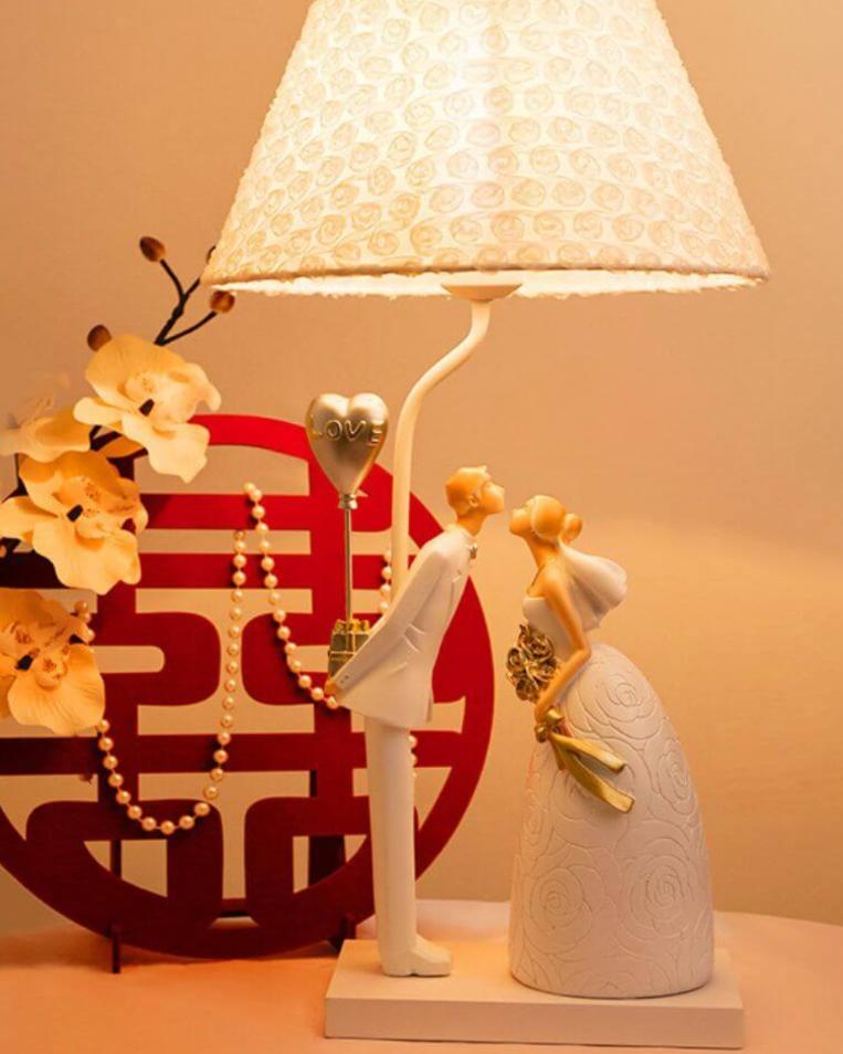 Một chiếc đèn đẹp và thanh lịch sẽ làm cho phòng ngủ của cặp vợ chồng trẻ trở nên ấm áp và lãng mạn