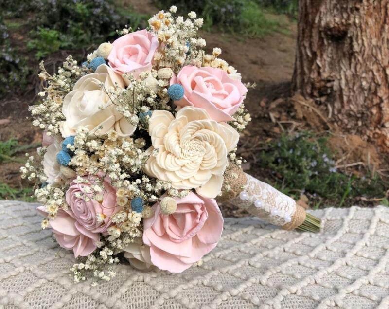 Tự tay tạo một bó hoa cưới như gửi đến một lời chúc tốt đẹp dành cho cô dâu chú rễ