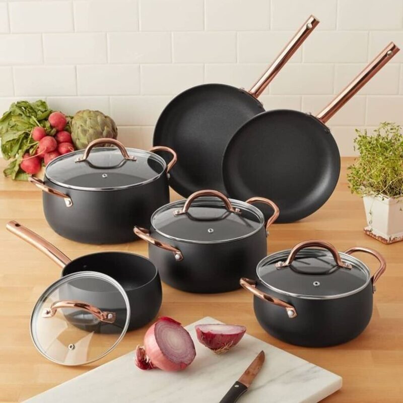 Dụng cụ nhà bếp là món quà kỷ niệm ngày cưới tượng trưng cho những người bạn đồng hành trong mỗi bữa ăn của gia đình