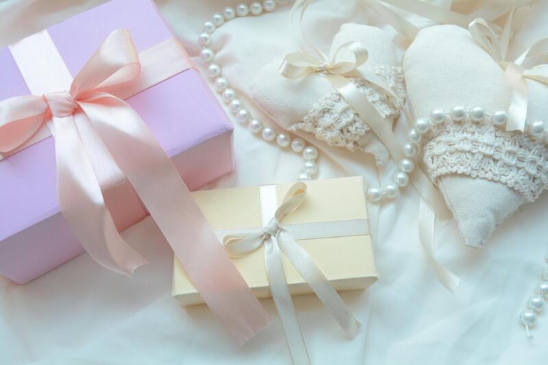 Một món quà được gói ghém cẩn thận sẽ thể hiện tấm lòng và sự quan tâm của bạn đối với cô dâu, chú r