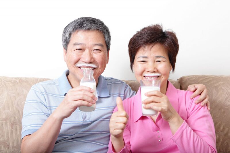 Sữa là món quà thích hợp cho dịp mừng thọ, giúp họ cải thiện sức khỏe và cung cấp những chất dinh dưỡng cần thiết