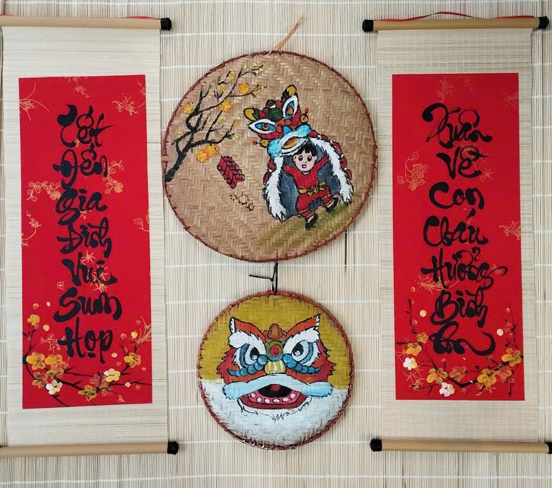 Chữ thư pháp của câu đối thường được trình bày trên nền giấy đỏ hoặc giấy màu hồng đào