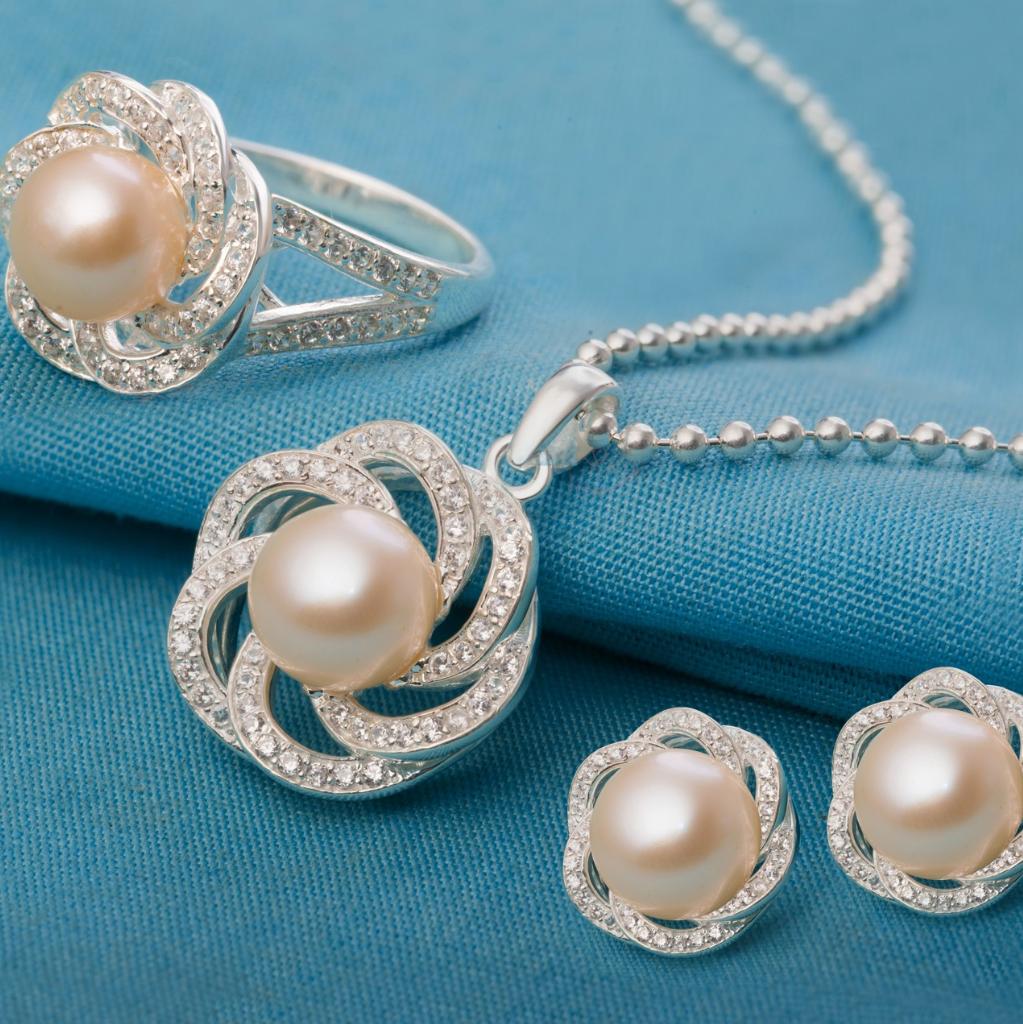 Tặng dây chuyền dịp sinh nhật mẹ