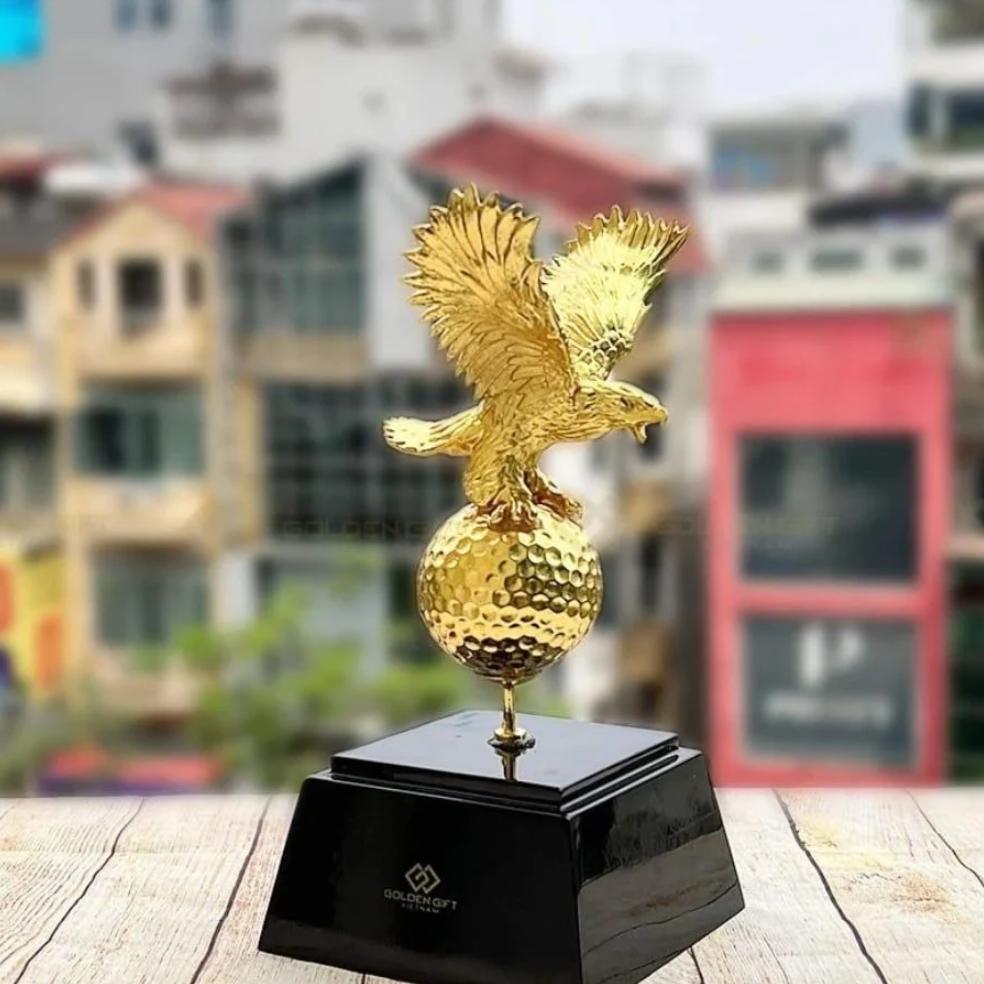 Tượng đại bàng tung cánh
